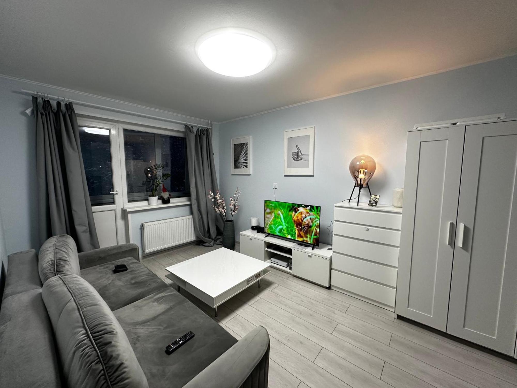 Tallinn's Prime Spot: Pae 49 - Near Airport, Concerts & Shops 塔林