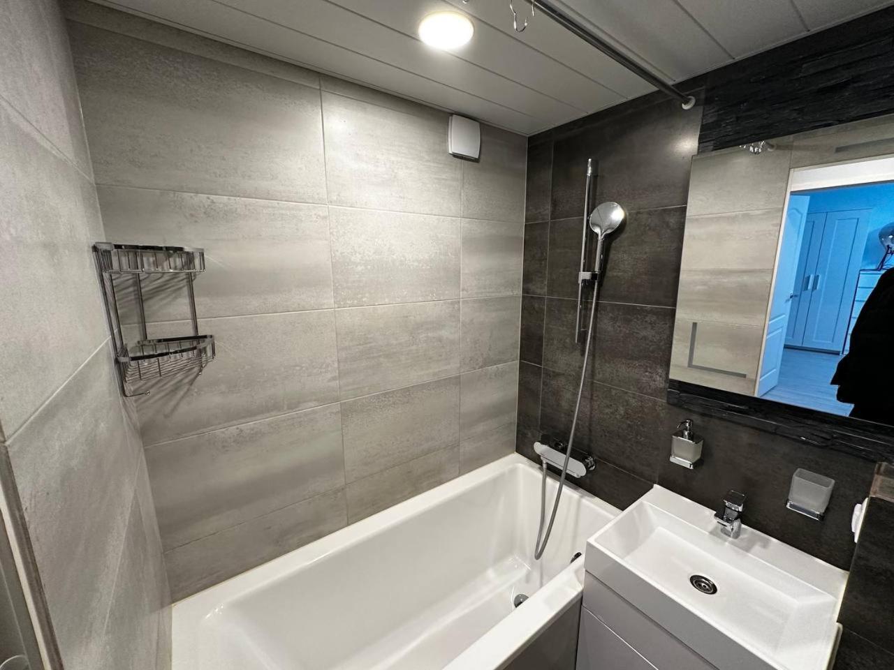 Tallinn's Prime Spot: Pae 49 - Near Airport, Concerts & Shops Apartment