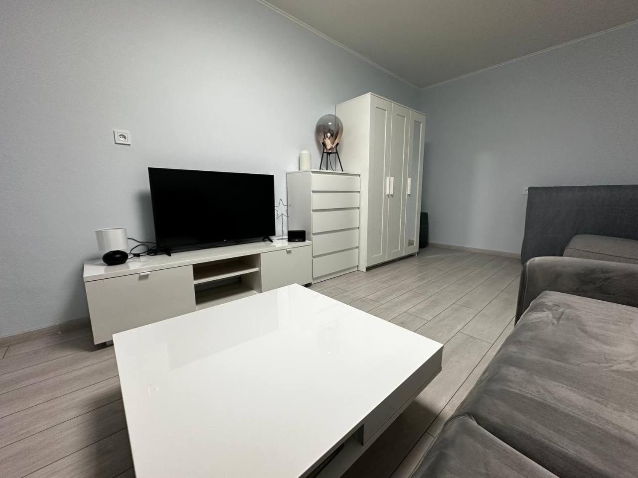 Tallinn's Prime Spot: Pae 49 - Near Airport, Concerts & Shops 公寓