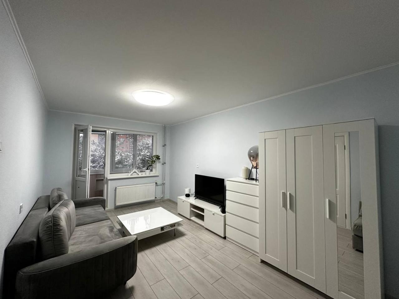 Tallinn's Prime Spot: Pae 49 - Near Airport, Concerts & Shops * 塔林