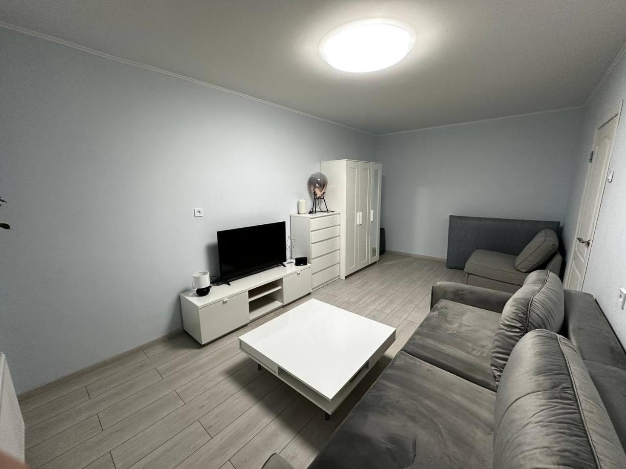 Tallinn's Prime Spot: Pae 49 - Near Airport, Concerts & Shops 塔林