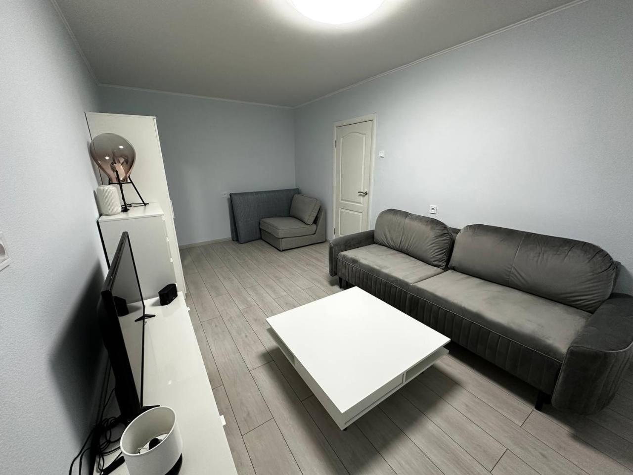 Tallinn's Prime Spot: Pae 49 - Near Airport, Concerts & Shops 公寓