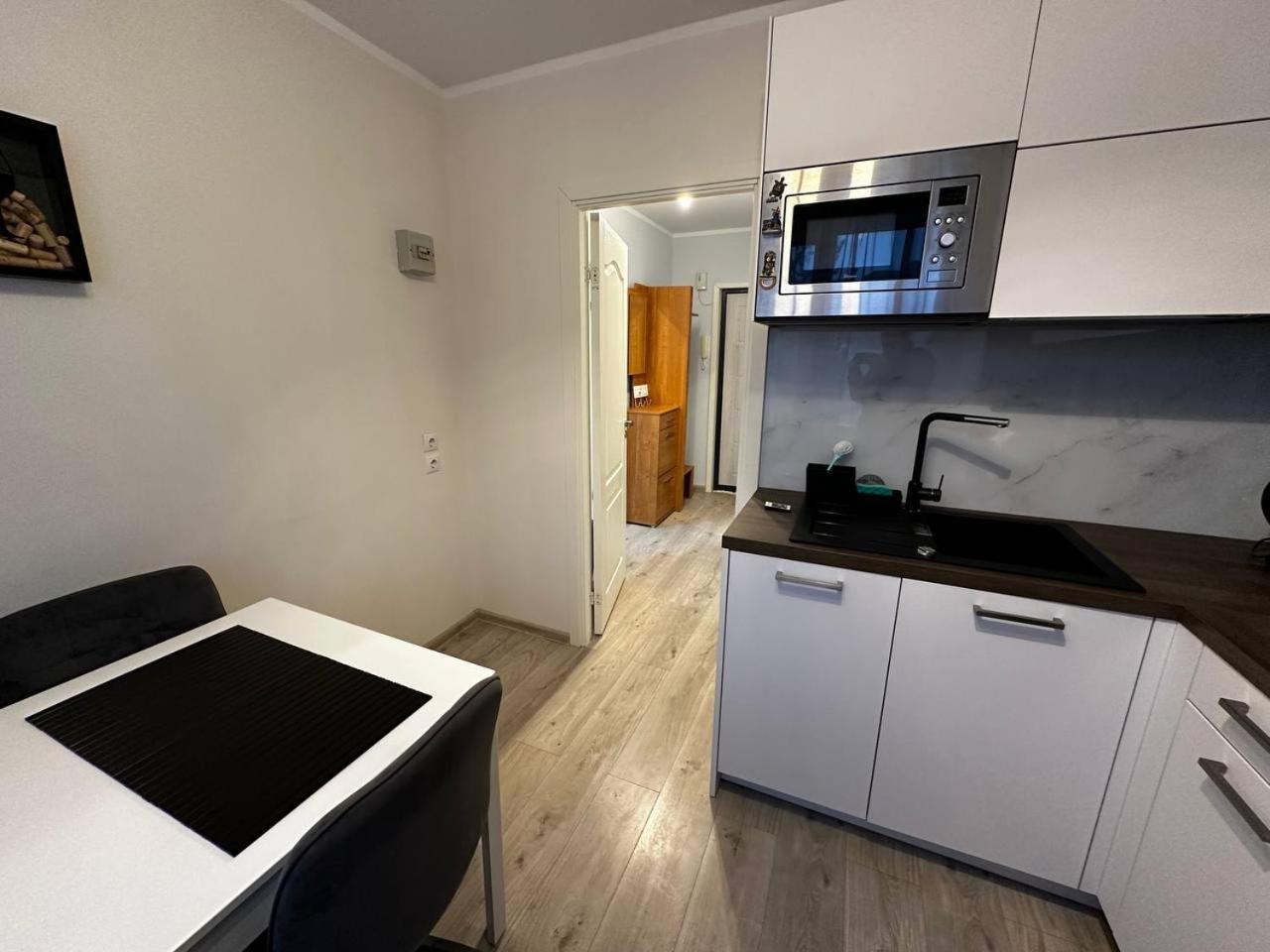 Tallinn's Prime Spot: Pae 49 - Near Airport, Concerts & Shops 塔林
